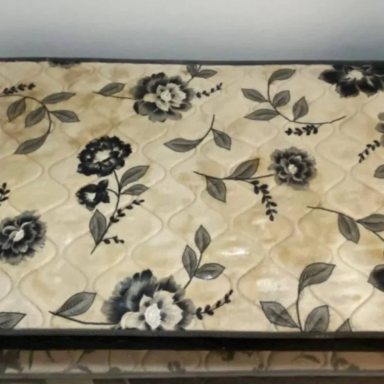 Colchão estampado encardido, antes da higienização