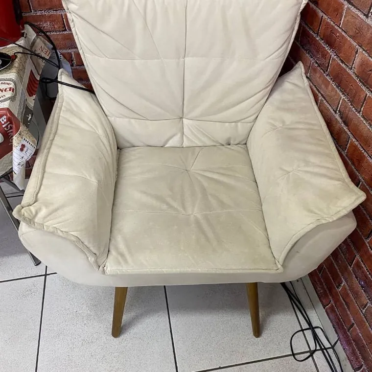 Poltrona de couro branco encardida, antes da limpeza