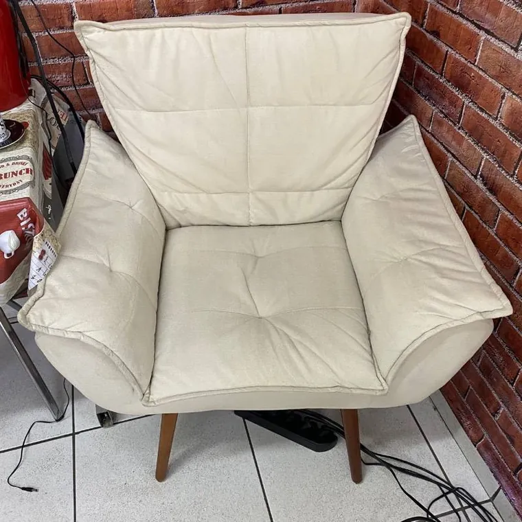 A mesma poltrona de couro depois da limpeza da Xclean90