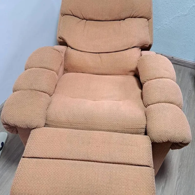 A mesma poltrona reclinável depois da limpeza da Xclean90