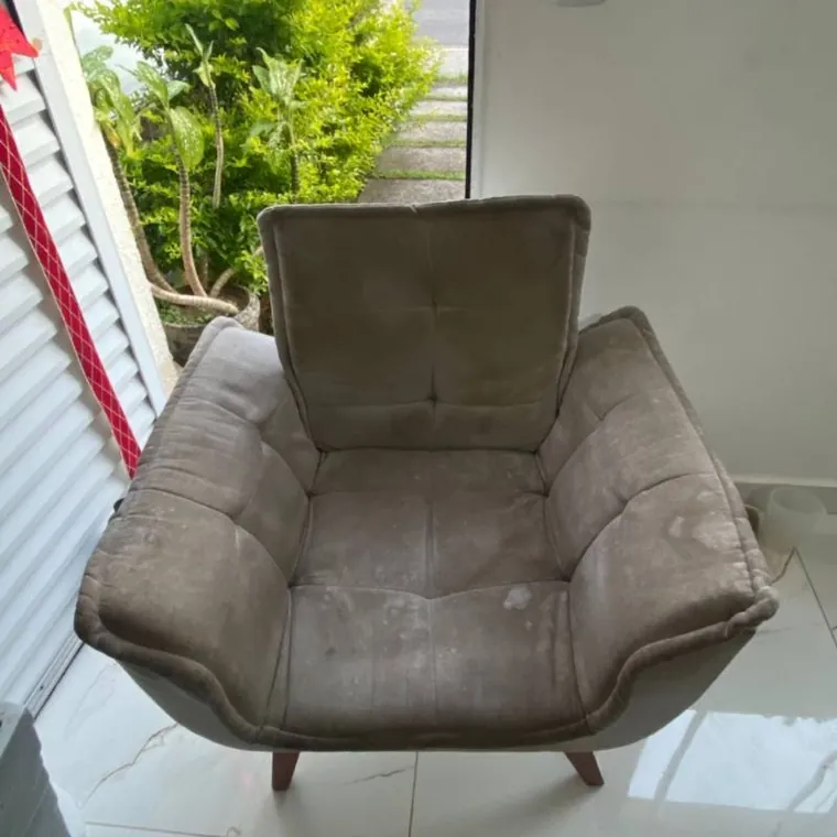 Poltrona de tecido manchada, antes da limpeza