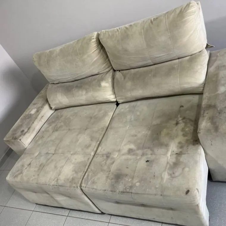 Sofá com chaise manchado, antes da limpeza
