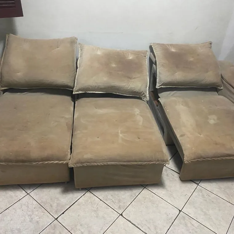 Sofá retrátil encardido de uso, antes da higienização