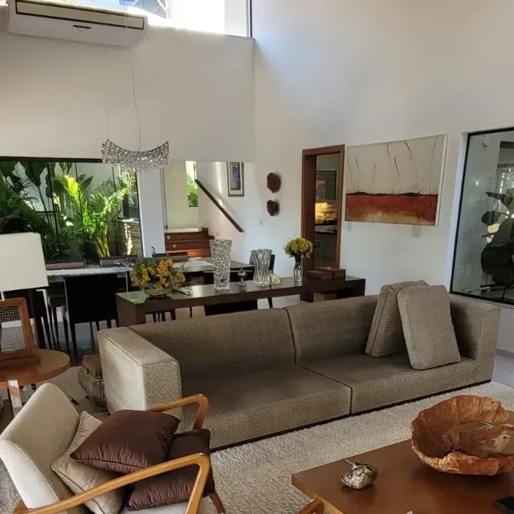 Ambiente com tapete e poltrona higienizados pela Xclean90