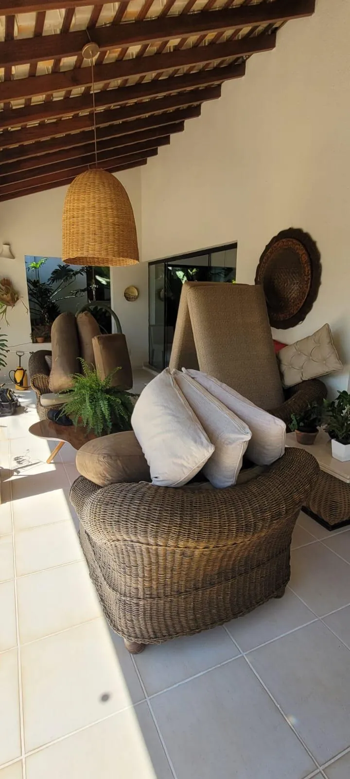 Ambiente com poltronas de vime e tapete depois da limpeza