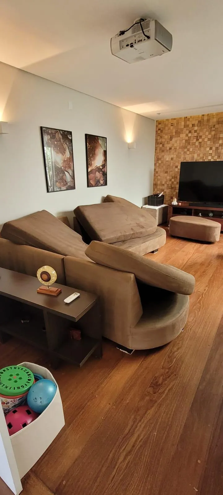Sofá marrom higienizado, de volta ao ambiente da sala