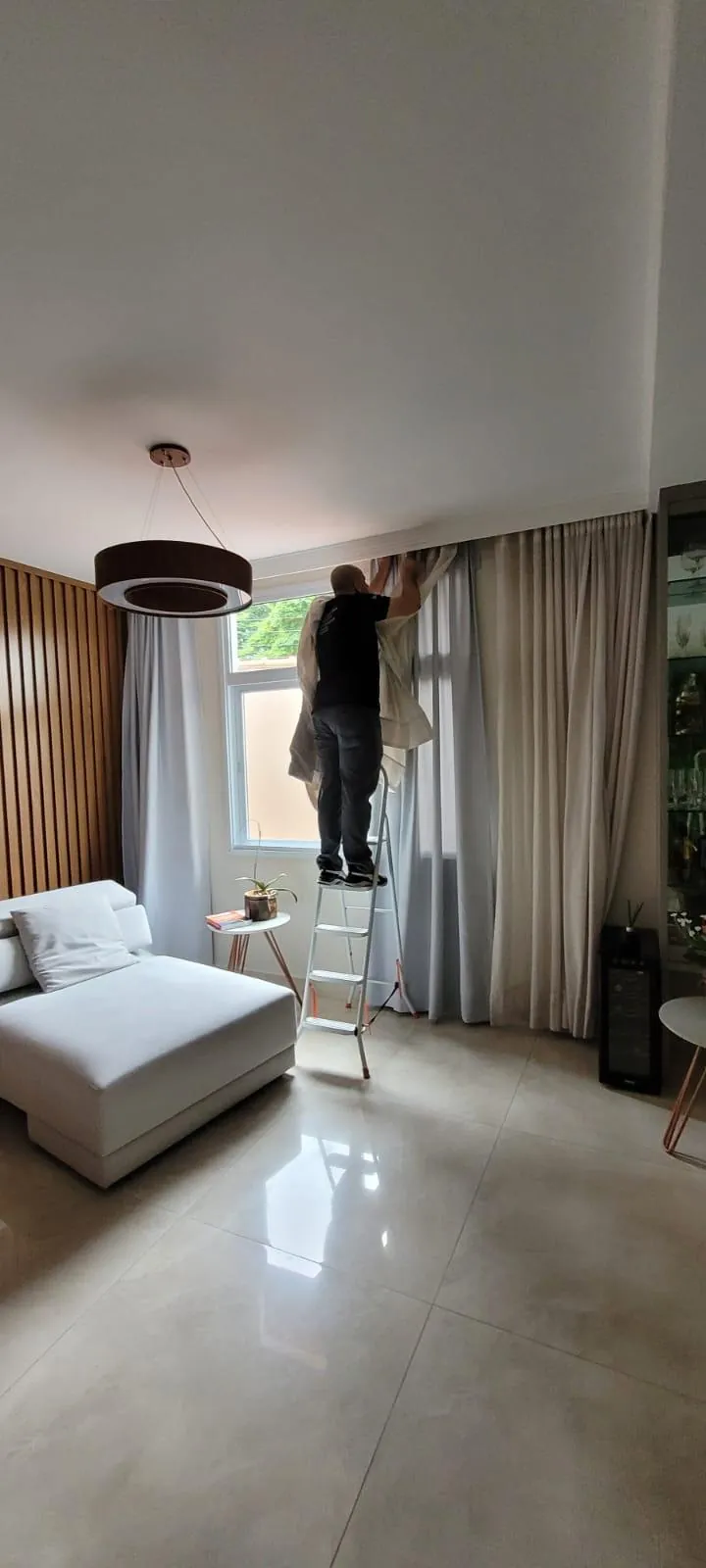 Sala com cortina limpa e caimento preservado