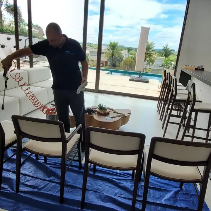 Sofá branco e cadeiras higienizados pela Xclean90 em sala de estar