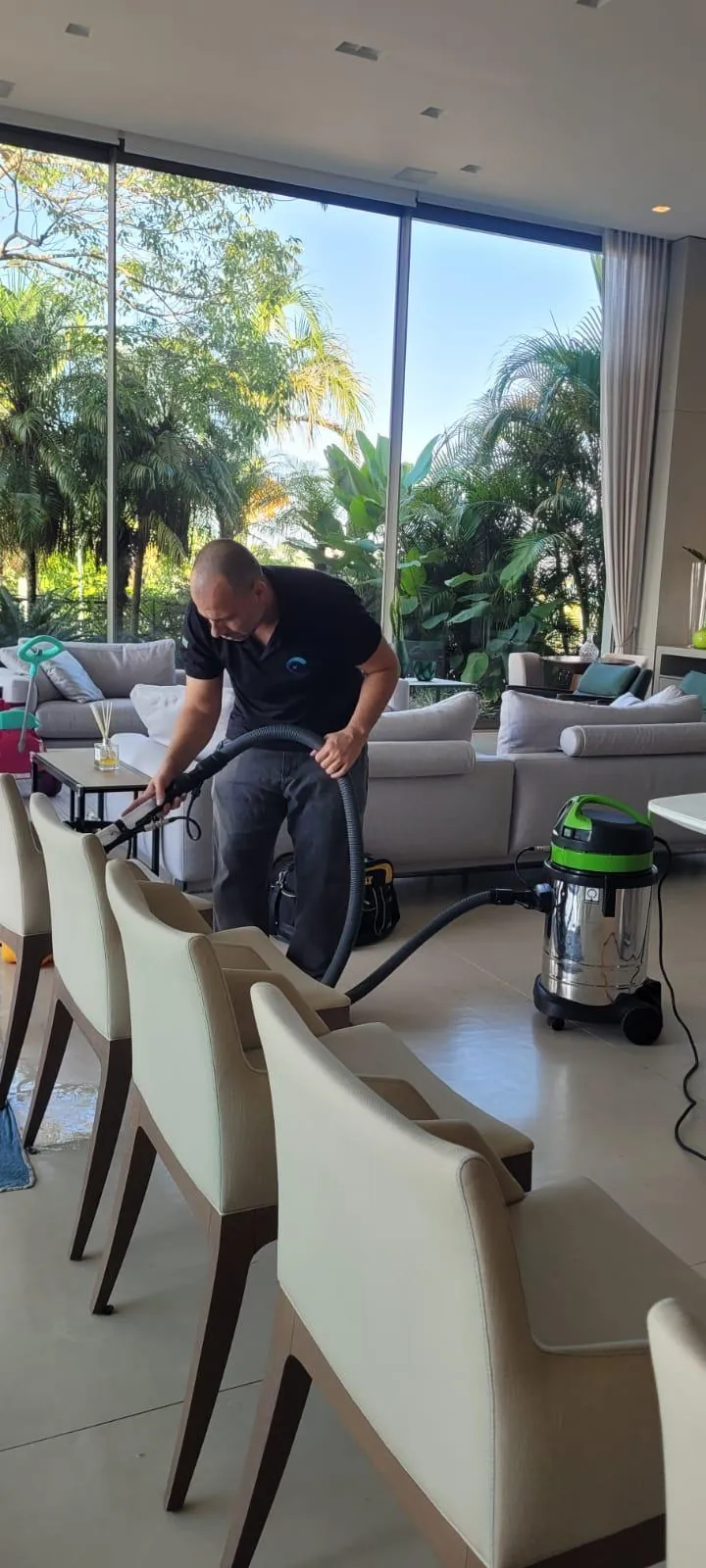 Técnico da Xclean90 higienizando cadeiras de jantar estofadas
