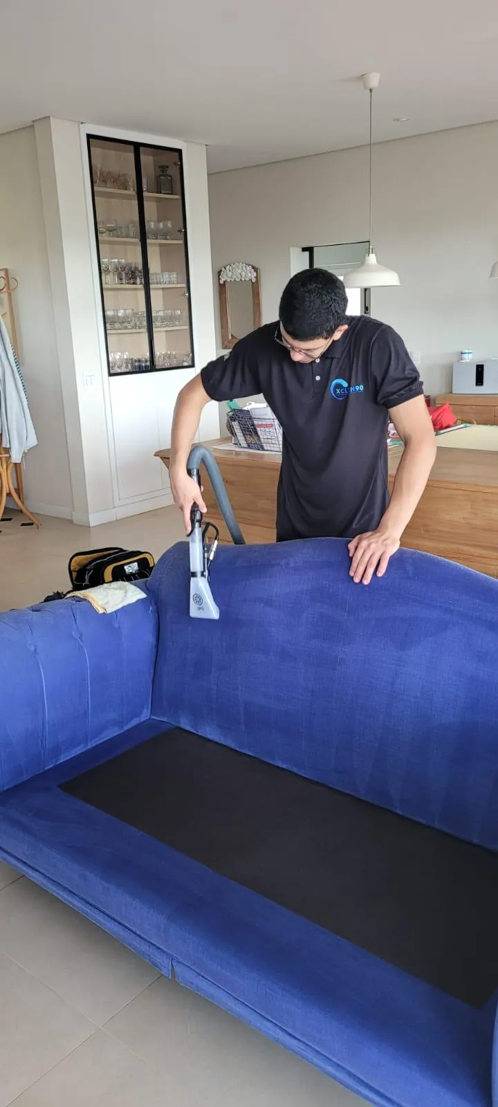Remoção de manchas em sofá com equipamento de extração
