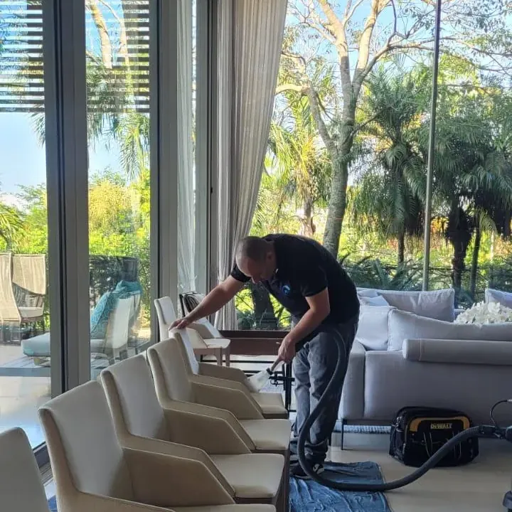 Higienização de poltronas e cadeiras estofadas pela Xclean90