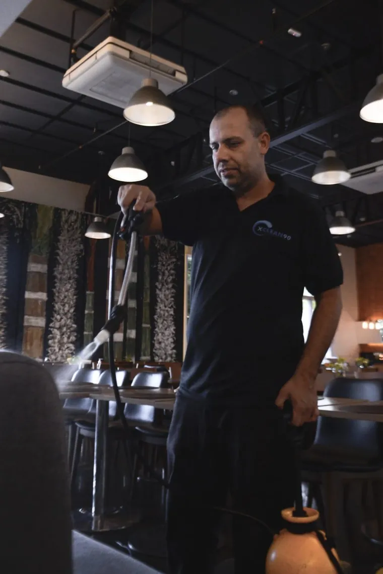 Gustavo, técnico responsável pela equipe da Xclean90