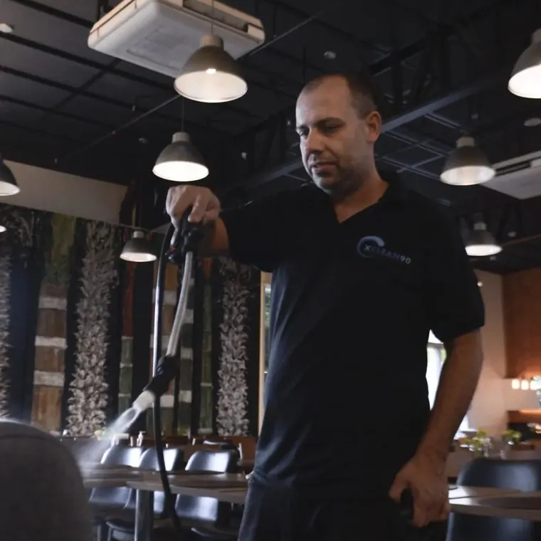 Técnico da Xclean90 aplicando produto em estofado
